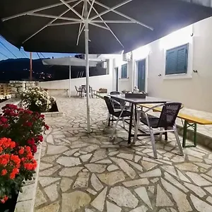 Dina's Himare